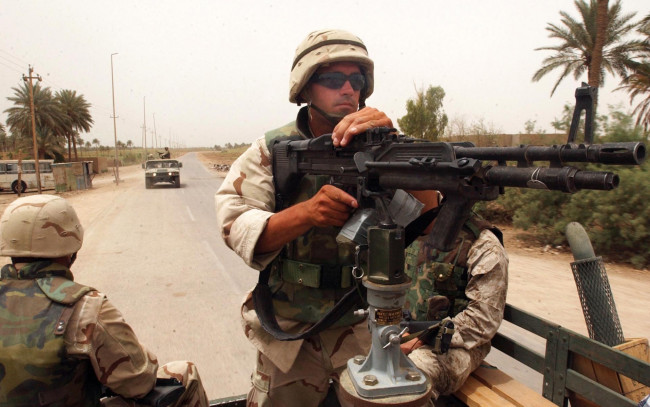 Обои картинки фото оружие, армия, спецназ, xxx, ню, arkina, брюнетка, модель, army, soldiers