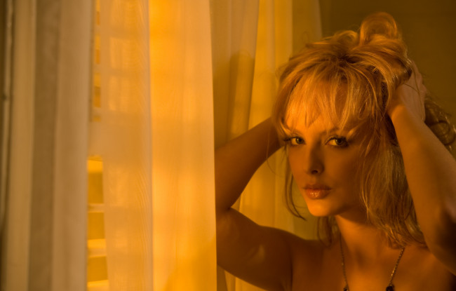 Обои картинки фото Aurora Vaillantcourt, девушки