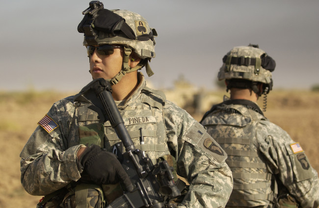 Обои картинки фото оружие, армия, спецназ, блондинка, эротика, модель, liz, ashley, soldiers, army