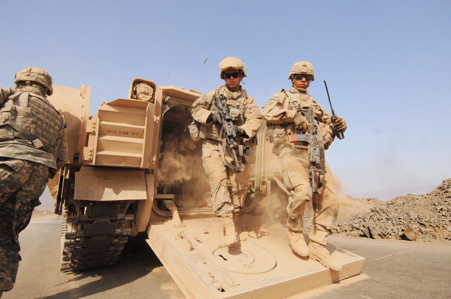 Обои картинки фото оружие, армия, спецназ, блондинка, liz, ashley, эротика, модель, army, soldiers