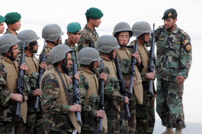 Обои картинки фото оружие, армия, спецназ, эротика, модель, блондинка, liz, ashley, soldiers, army