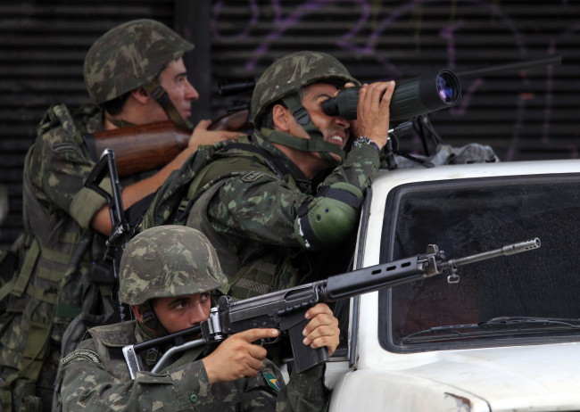 Обои картинки фото оружие, армия, спецназ, arkina, модель, брюнетка, ню, xxx, army, soldiers