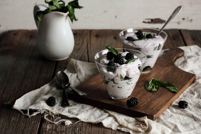 Обои картинки фото еда, мороженое, десерты, ягоды, ежевика, десерт, ложки