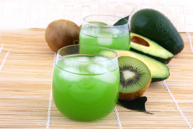 Обои картинки фото еда, напитки, сок, киви, авокадо