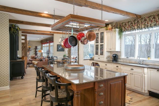 Обои картинки фото интерьер, кухня, стулья, сковородки, стол