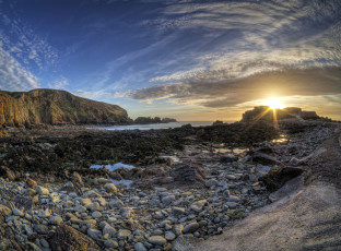 обоя природа, восходы, закаты, лучи, солнце, горизонт, скалы, камни, бухта, океан