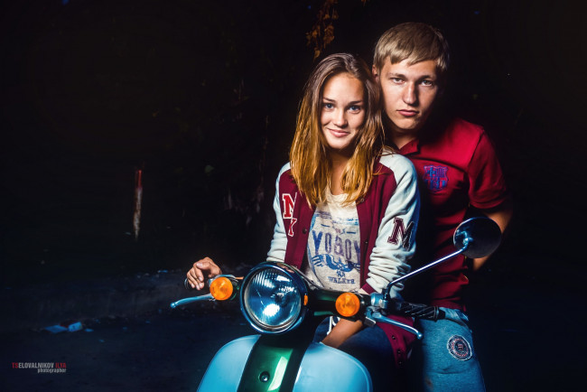 Обои картинки фото разное, мужчина женщина, блондинка, девушка, мопед, блондин, парень