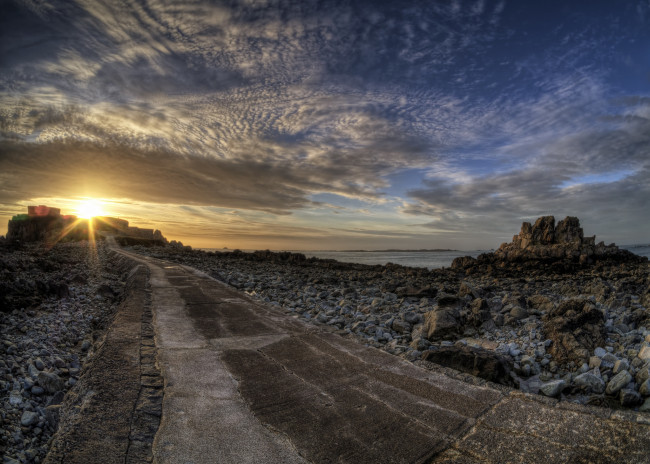 Обои картинки фото природа, восходы, закаты, берег, океан, камни, дорога, заря, облака, горизонт