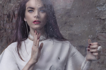 Картинка девушки -unsort+ брюнетки темноволосые кольца стекло брюнетка серьги ожерелье стена