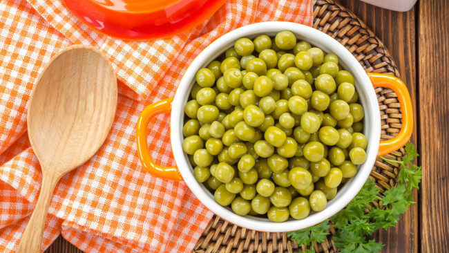 Обои картинки фото еда, бобовые, горошек, скатерть, зелень
