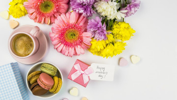 Картинка праздничные день+матери надпись подарок цветы кофе макаруны