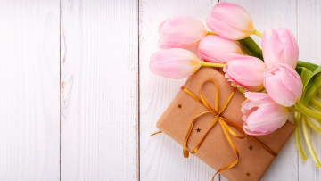 Картинка праздничные подарки+и+коробочки подарок тюльпаны