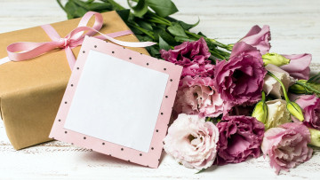 Картинка праздничные подарки+и+коробочки подарок открытка цветы эустома