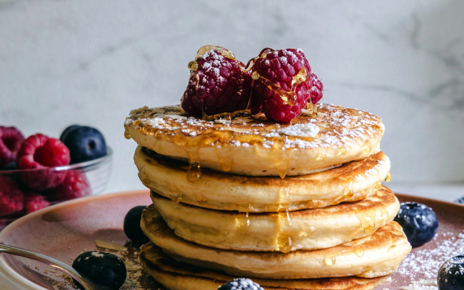 Обои картинки фото еда, блины,  оладьи, малина, оладьи, мед