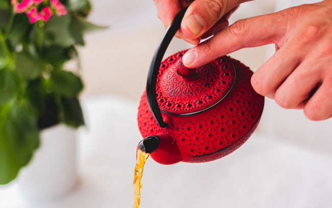 Обои картинки фото еда, напитки,  чай, заварник, чай, струя