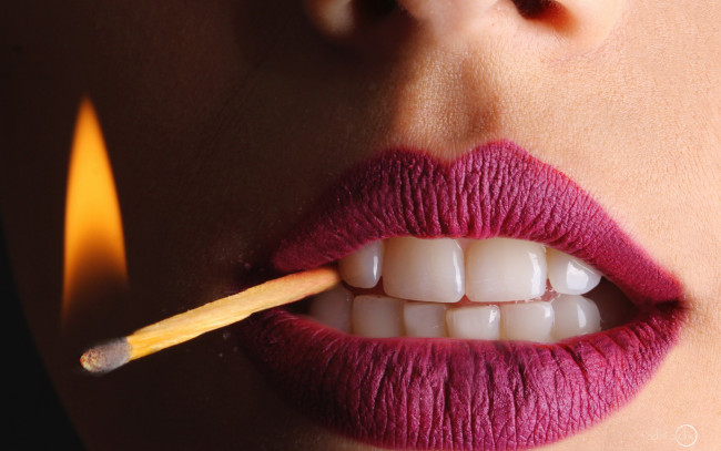 Обои картинки фото разное, губы, горящая, спичка