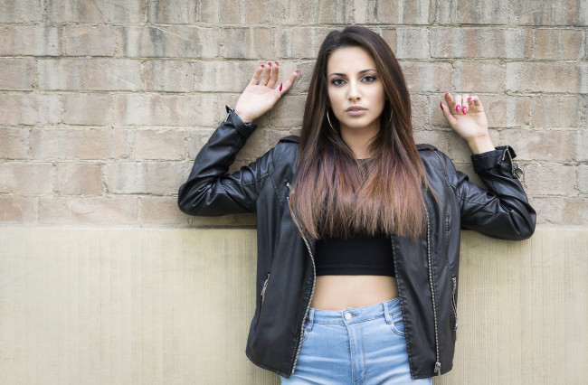 Обои картинки фото девушки, - брюнетки,  шатенки, брюнетка, куртка, топ, джинсы