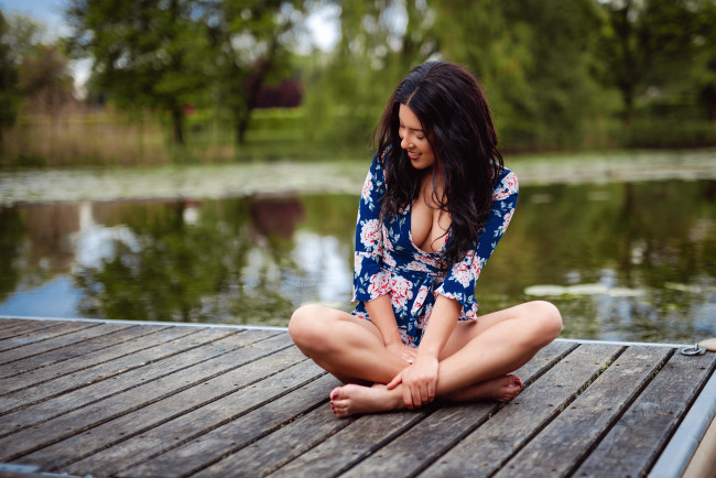 Обои картинки фото девушки, - брюнетки,  шатенки, брюнетка, платье, озеро