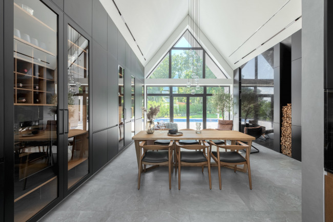 Обои картинки фото интерьер, столовая, окно, двери, стол, стулья, дрова