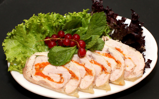 Обои картинки фото еда, мясные блюда, зеленый, салат, буженина