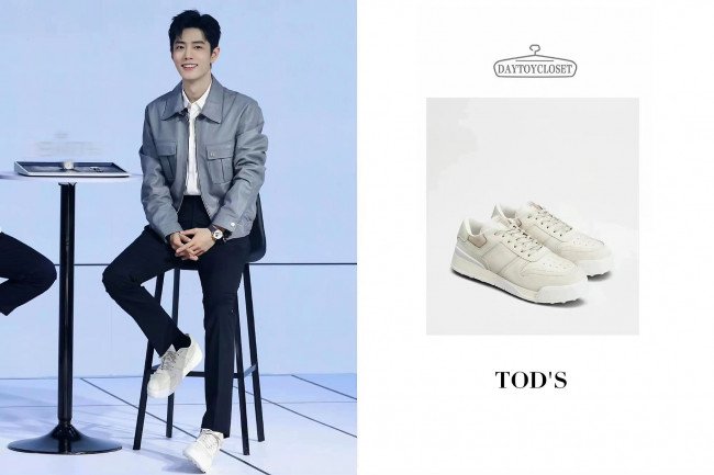 Обои картинки фото мужчины, xiao zhan, актер, пиджак, часы, кроссовки, стул, стол