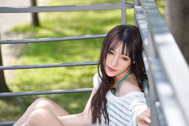 Обои картинки фото девушки, zhengmei bibi, шатенка, топ, сетка, ограда