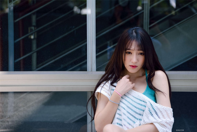 Обои картинки фото девушки, zhengmei bibi, шатенка, топ, сетка, окна