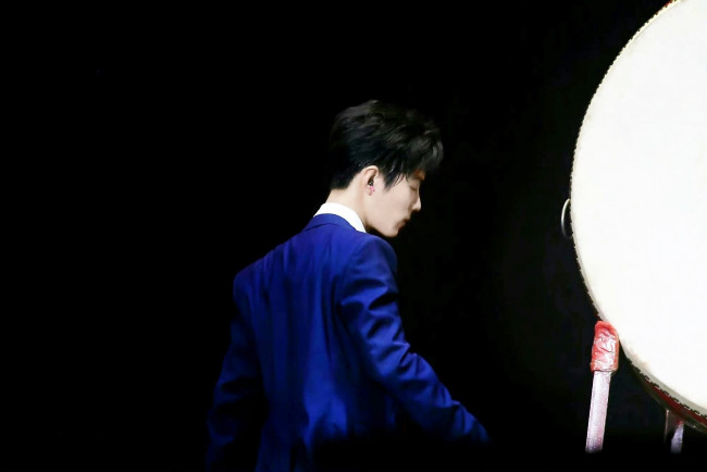 Обои картинки фото мужчины, xiao zhan, актер, пиджак, гонг