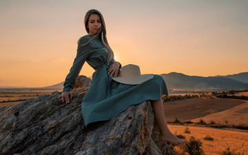 Картинка девушки -+брюнетки +шатенки русая платье шляпа скалы закат