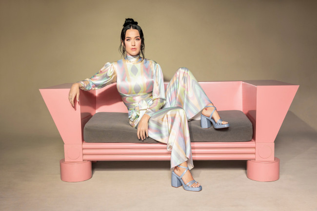 Обои картинки фото katy perry photoshoot 2023, музыка, katy perry, кэти, перри, певица, композитор, автoр, пeсeн, актриса, диван, знаменитости