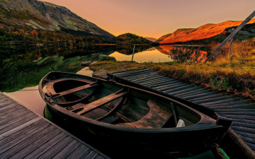 обоя корабли, лодки,  шлюпки, озеро, горы, лодка, мостки, закат