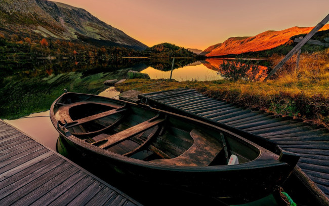 Обои картинки фото корабли, лодки,  шлюпки, озеро, горы, лодка, мостки, закат