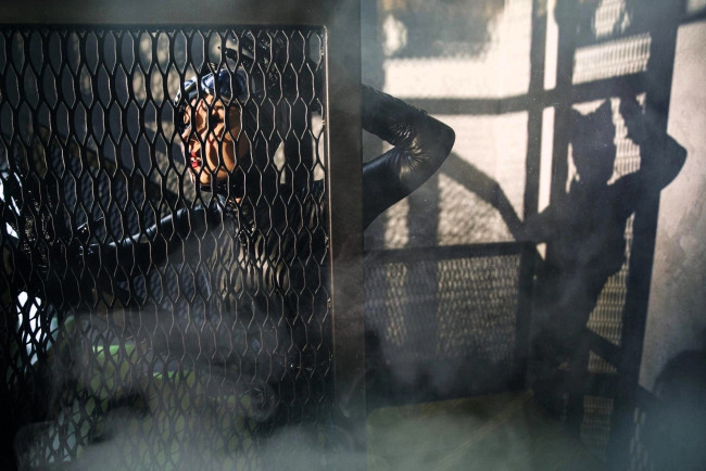 Обои картинки фото девушки, анна шаховская, образ, косплей, наряд, костюм, решетка, тень