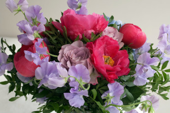 Картинка цветы букеты композиции душистый горошек розы пионы