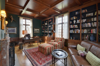 Картинка интерьер кабинет библиотека офис стол книги диван кресло пуф