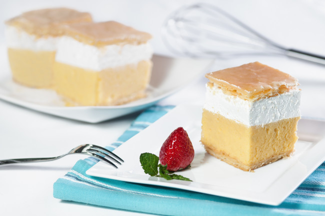 Обои картинки фото еда, пирожные, кексы, печенье, клубника, пирожное