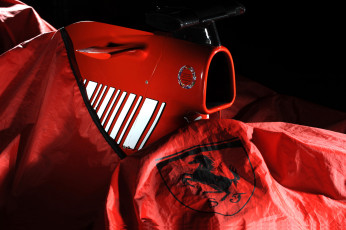 Картинка scuderia+ferrari автомобили фрагменты+автомобиля ferrari автогонки эмблема автомобиль спорт покрывало красный болид formula-1