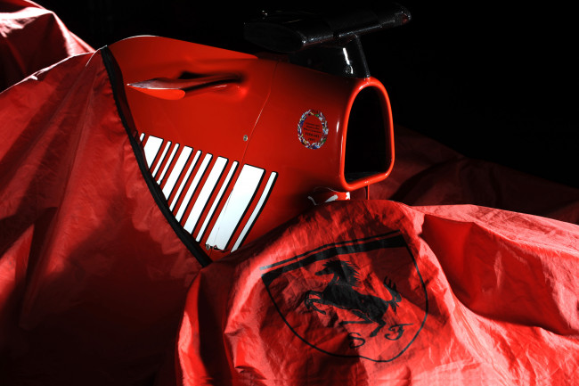 Обои картинки фото scuderia ferrari, автомобили, фрагменты автомобиля, ferrari, автогонки, эмблема, автомобиль, спорт, покрывало, красный, болид, formula-1