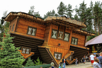 Картинка szymbark+-+upside+down города -+здания +дома дом-перевертыш