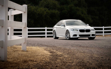 Картинка автомобили bmw бмв белый дорога изгородь