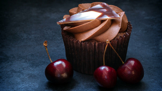Обои картинки фото еда, пирожные,  кексы,  печенье, вишня, капкейк