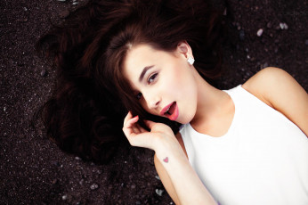 Картинка девушки -unsort+ брюнетки темноволосые шатенка серьги майка тату