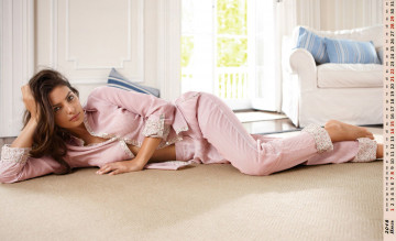 Картинка календари девушки комната пижама взгляд