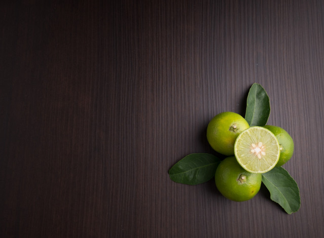 Обои картинки фото еда, цитрусы, половина, лаймы, листья