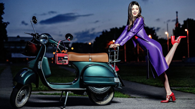 Обои картинки фото мотоциклы, мото с девушкой, девушки, супермодель, моторолер, miranda kerr, миранда керр, tatler russia, фотосессия