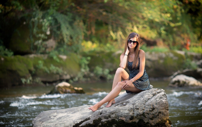 Обои картинки фото девушки, -unsort , брюнетки, темноволосые, фон, взгляд, девушка