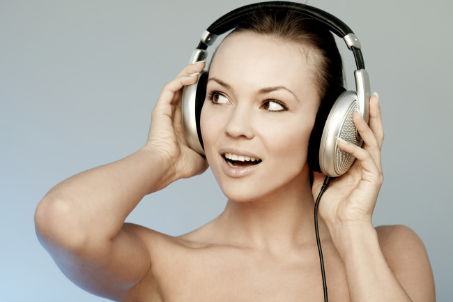 Обои картинки фото музыка, -другое, лицо, наушники, взгляд, девушка