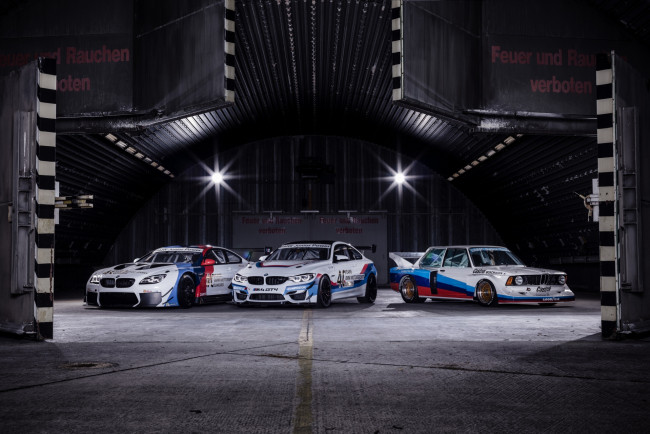 Обои картинки фото автомобили, bmw, белые, модели, бмв, ангар