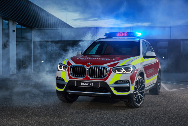 Обои картинки фото автомобили, bmw, здание, дым, раскраска, белый, feuerwehr, бмв