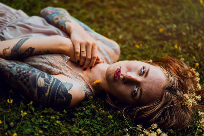 Обои картинки фото девушки, -unsort , рыжеволосые и другие, рыжая, цветы, пирсинг, тату, поляна